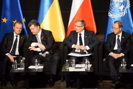 Tổng thống Poroshenko ngồi thứ hai từ trái sang. 