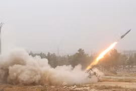 Các phần tử thánh chiến phóng tên lửa tự chế vào các khu vực do chính quyền Syria kiểm soát. Ảnh minh họa: Muraselon.