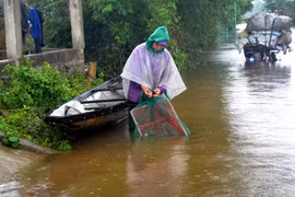  Đường thành sông sau khi thủy điện xả lũ. 