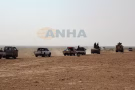 Đoàn xe lực lượng SDF hành quân trên chiến trường sa mạc phía đông Deir Ezzor. Ảnh video