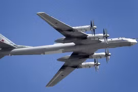 Máy bay ném bom chiến lược Tu - 95MS Nga