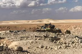 Xe tăng quân đội Syria tiến công trên chiến trường Hama, ảnh minh họa Masdar News