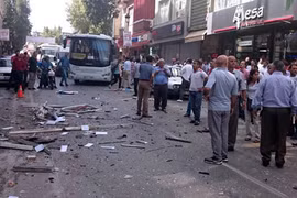 Hiện trường vụ nổ bom ở trụ sở HDP, thành phố Mersin. Ảnh: AFP