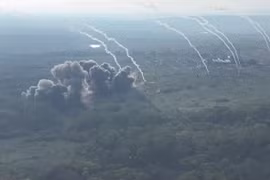 Su-25 và Su-34 không quân Nga không kích quân đội Ukraine làng Spornoe, Donetsk. Video trang VK dân quân Luhansk.