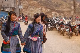 Thiếu nữ Mông trong trang phục truyền thống.