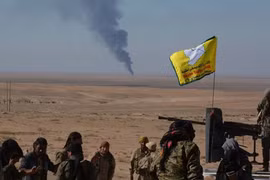 Binh sĩ lực lượng SDF trước một khu công nghiệp ở ngoại ô Deir Ezzor - ảnh minh họa South Front