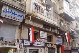 Nhà nhà ở Aleppo treo cờ Syria mừng chiến thắng