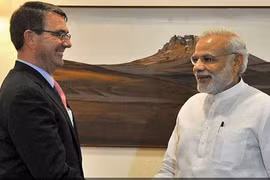 Bộ trưởng Quốc phòng Mỹ Ashton Carter gặp gỡ Thủ tướng Ấn Độ Modi và ký thỏa thuận hợp tác quốc phòng mới. Ảnh: AFP