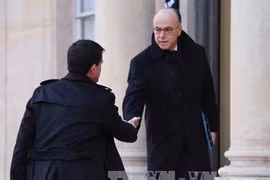 Thủ tướng Pháp Manuel Valls (trái) và Bộ trưởng Nội vụ Bernard Cazeneuve (phải) tới điện Elysee tiếp đại diện Hiệp hội Người Do Thái gốc Pháp tới Paris tham dự cuộc tuần hành. Nguồn: TTXVN