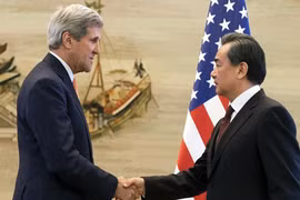 Ngoại trưởng Mỹ John Kerry bắt tay Bộ trưởng Ngoại giao Trung Quốc Vương Nghị tại buổi họp báo chung hôm nay. Ảnh: Reuters