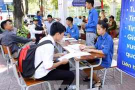 Tình nguyện viên tham gia tư vấn, hướng dẫn thí sinh trong thời gian diễn ra kỳ thi tốt nghiệp THPT. Ảnh: Quang Cường - TTXVN