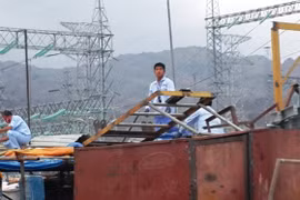 Lao động Trung Quốc làm việc tại Trung tâm điện lực Vĩnh Tân - Ảnh: NG.NAM