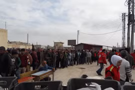 Dòng người Kurd rời bỏ thành phố Afrin, nhận hàng cứu trợ của Trăng lưỡi liềm đỏ và di tản vào Syria. Ảnh minh họa YPG Press