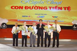 Thủ tướng Nguyễn Tấn Dũng tặng hoa cho các nhân chứng sống lịch sử đã góp phần làm nên huyền thoại trên "Con đường tiền tệ".