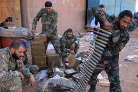 Binh sĩ Syria chuẩn bị chiến đấu trên chiến trường thành phố Aleppo