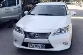 Chiếc Lexus LS460L phiên bản mới màu trắng được gắn biển số siêu khủng ngũ quý 9. Đây chắc chắn là chiếc xe sẽ gây được nhiều sự chú ý của người đi đường bởi vẻ đẹp quyến rũ và một biển số không thể đẹp hơn.