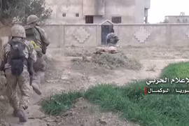 Binh sĩ quân đội Syria tiến công trên vùng nông thôn Euphrates - ảnh minh họa video