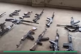 Nhóm phiến quân "nổi dậy" giao nộp vũ khí cho quân đội Syria - ảnh minh họa video