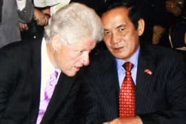 Cựu tổng thống Mỹ Bill Clinton trò chuyện với cựu đại sứ Việt Nam tại Mỹ Lê Công Phụng năm 2010 - Ảnh: tư liệu Tuổi Trẻ