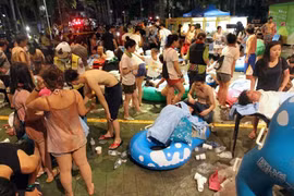 Hiện trường hỗn loạn sau vụ nổ ở công viên. Ảnh: AFP