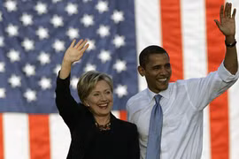 Tổng thống Mỹ Barack Obama (phải) và cựu ngoại trưởng Hillary Clinton. Ảnh: AP