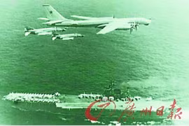 F - 14 Mỹ chặn đầu Tu - 95 Nga. 