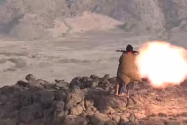 Chiến binh Houthi, sử dụng súng phóng lựu chống tăng tấn công Liên minh quân sự Ả rập Xê-út.
