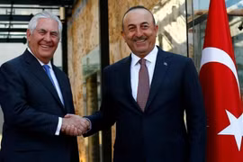 Ngoại trưởng Mỹ Rex Tillerson và Bộ trưởng Ngoại giao Thổ Nhĩ Kỳ Mevlut Cavusoglu tại Istanbul, ảnh Sama TV