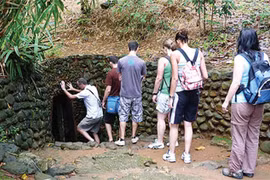 Khách du lịch tham quan Địa đạo Vĩnh Mốc