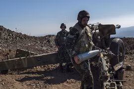 Một khẩu đội pháo binh của quân đội Syria đang chiến đấu