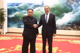 Ngoại trưởng Lavrov gặp và chào xã giao nhà lãnh đạo nước Cộng hòa Nhân dân Triều Tiên, ông Kim Jong-un. Ảnh minh họa RT