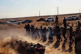 Ảnh chụp từ video clip cho thấy IS đang hành quyết những người chống đối ở Iraq- Ảnh: sheikyermami.com