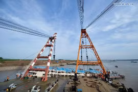 Trung Quốc nâng tàu chìm trên sông Trường Giang