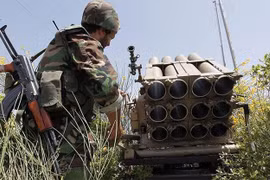 Quân đội Syria pháo kích dữ dội Latakia, tiến hành cuộc tấn công vào Al-Qaeda Syria. Ảnh Masdar News