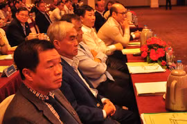 Chủ tịch Sacombank - Kiều Hữu Dũng (trái) và Chủ tịch Eximbank - Lê Hùng Dũng (ngồi kế)tại cuộc họp. Ảnh: Lệ Chi