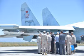 Tổng thống Syria Bashar al-Assad và Tổng tham mưu trưởng các lực lượng vũ trang Nga tướng Valery Gerasimov bên chiếc Su-27SM3