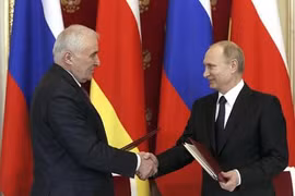 Tổng thống Putin vừa ký kết hiệp ước an ninh với lãnh đạo chính quyền Nam Ossetia, Leonid Tibilov. 