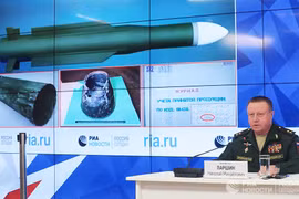 Bộ quốc phòng Nga họp báo bất thường, chứng minh tên lửa Buk đã được phòng không Ukraina phóng vào MH-17. Ảnh minh họa video RIA.Novosti