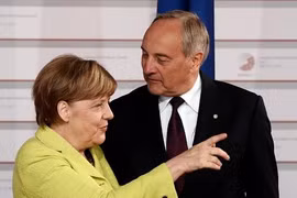 Thủ tướng Merkel (áo vàng) 
