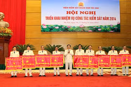 Đồng chí Nguyễn Hải Phong, Phó Viện trưởng Viện kiểm sát nhân dân tối cao, trao Cờ thi đua của ngành Kiểm sát nhân dân cho các tập thể có thành tích 