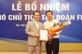 Ông Trịnh Văn Quyết, Chủ tịch HĐQT tặng hoa ôngLê Thành Vinh.