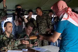 Chiến binh nổi loạn giao nộp vũ khí đầu hàng ở vùng ngoại ô Damascus