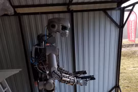 Robot FEDOR sử dụng súng ngắn hai tay