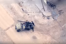 Nhóm chiến binh, được cho là dân quân người Kurd sử dụng pháo không giật trên xe Jeep - ảnh minh họa video