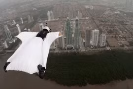 Người mẫu thời trang bay lượn giữa hai tòa tháp chọc trời