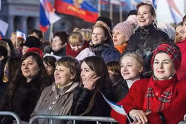 Người dân Crimea tham gia một sự kiện ăn mừng kỷ niệm 1 năm ngày bán đảo của họ sáp nhập vào Nga.