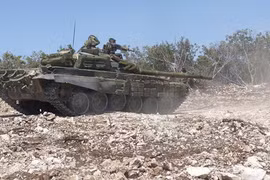 Xe tăng quân đội Syria tiến công trên vùng thung lũng Beit Jinn