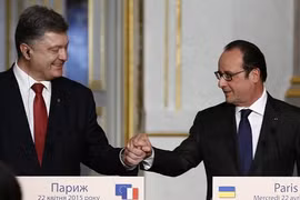 Tổng thống Pháp Hollande (bên phải) và người đồng cấp Ukraine Poroshenko