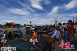Tàu Trung Quốc chuẩn bị đổ ra Biển Đông. Ảnh: China