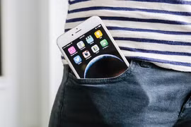 Nếu hứng lên đi làm "từ thiện", kho tiền của Apple đủ để chia cho mỗi người dân Mỹ 556USD, đủ để trang trải chi phí xăng dầu của một hộ gia đình tại Mỹ. Ảnh: Mashable
